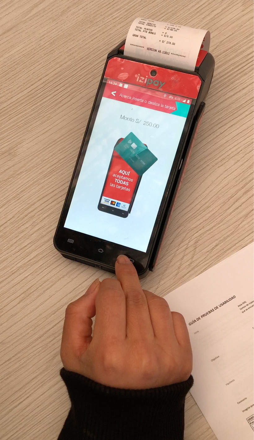 Prueba de usabilidad en terminal de venta táctil en restaurante.
