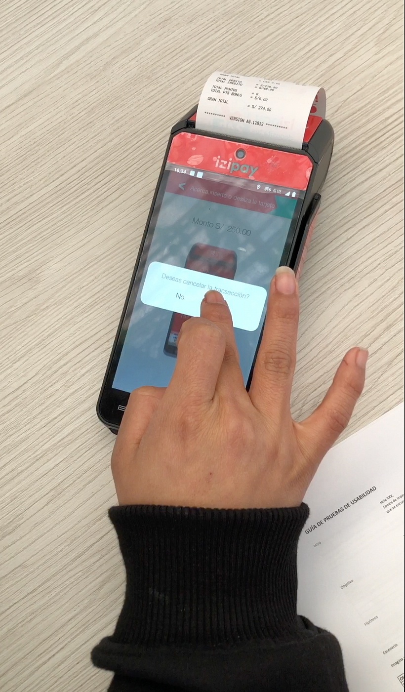 Prueba de usabilidad en terminal de venta táctil en restaurante.