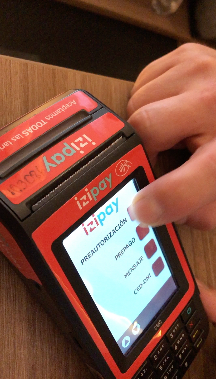 Prueba de usabilidad en terminal de venta con teclas en hotel.