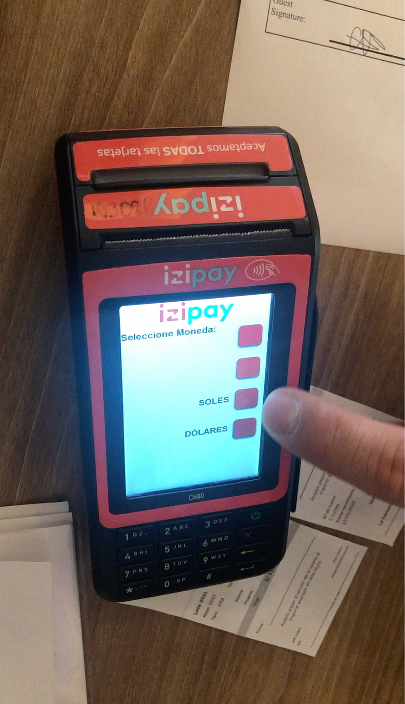 Prueba de usabilidad en terminal de venta con teclas en hotel.