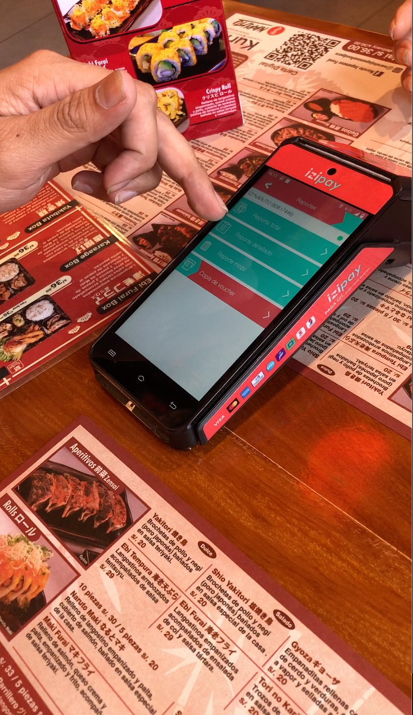 Prueba de usabilidad en terminal de venta táctil en restaurante.