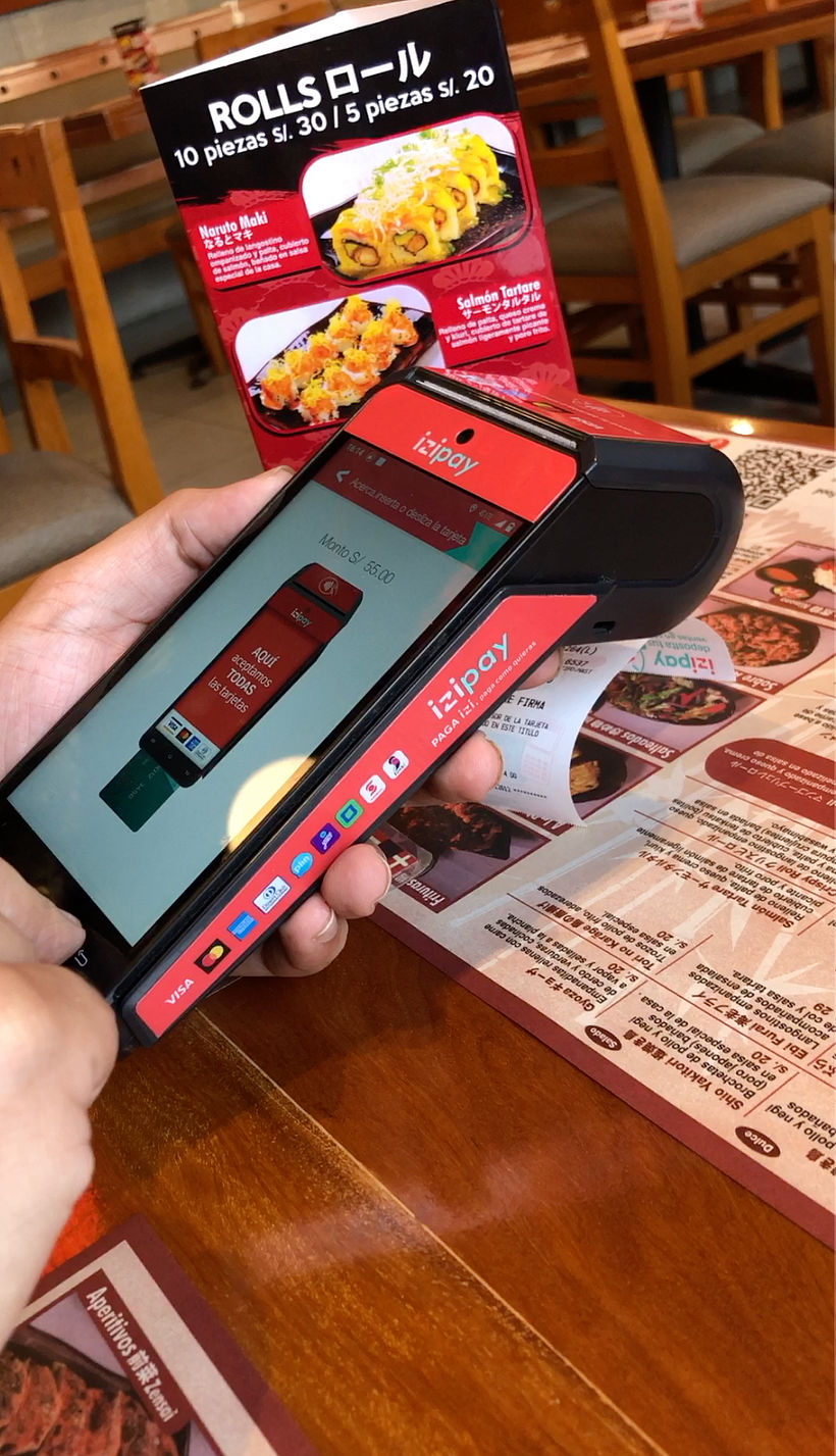 Prueba de usabilidad en terminal de venta táctil en restaurante.