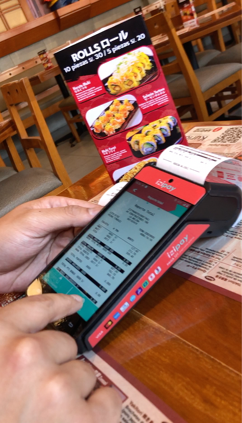 Prueba de usabilidad en terminal de venta táctil en restaurante.