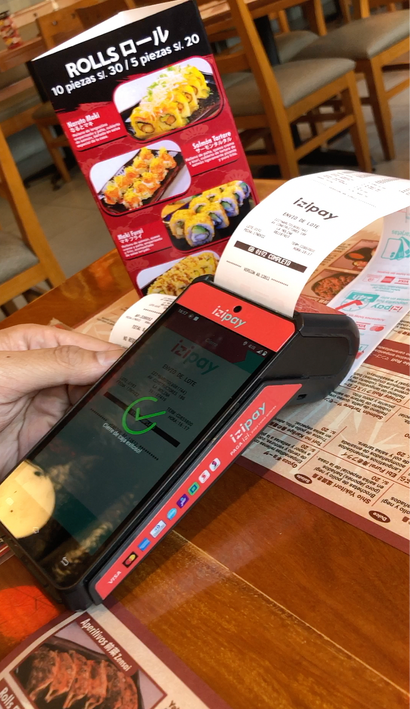 Prueba de usabilidad en terminal de venta táctil en restaurante.