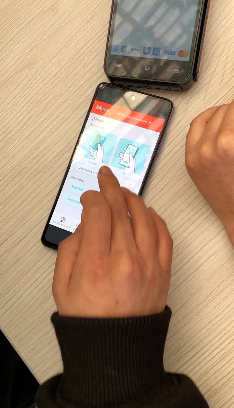 Prueba de usabilidad de prototipo de terminal de venta táctil en restaurante.