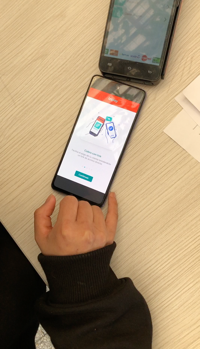 Prueba de usabilidad de prototipo de terminal de venta táctil en restaurante.