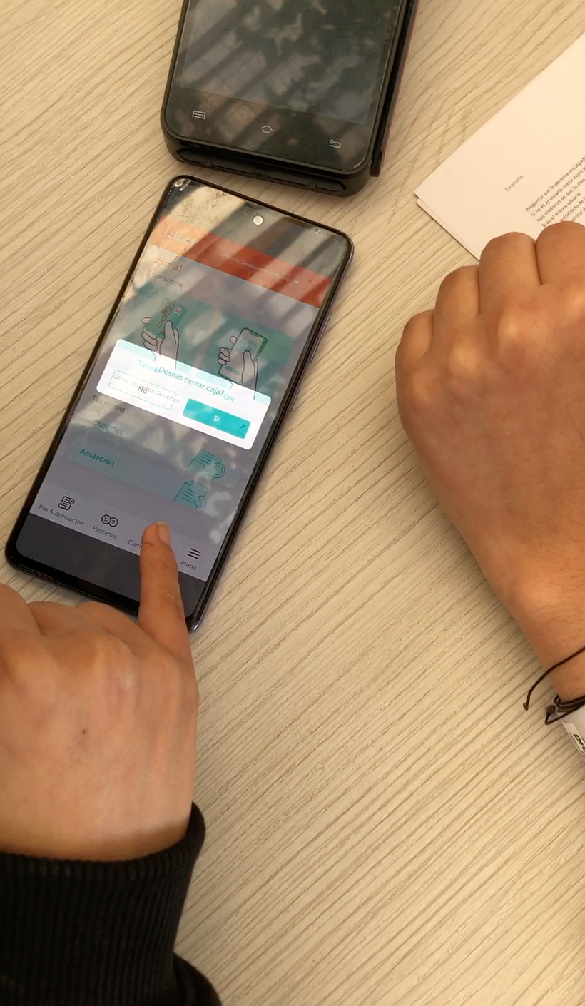 Prueba de usabilidad de prototipo de terminal de venta táctil en restaurante.