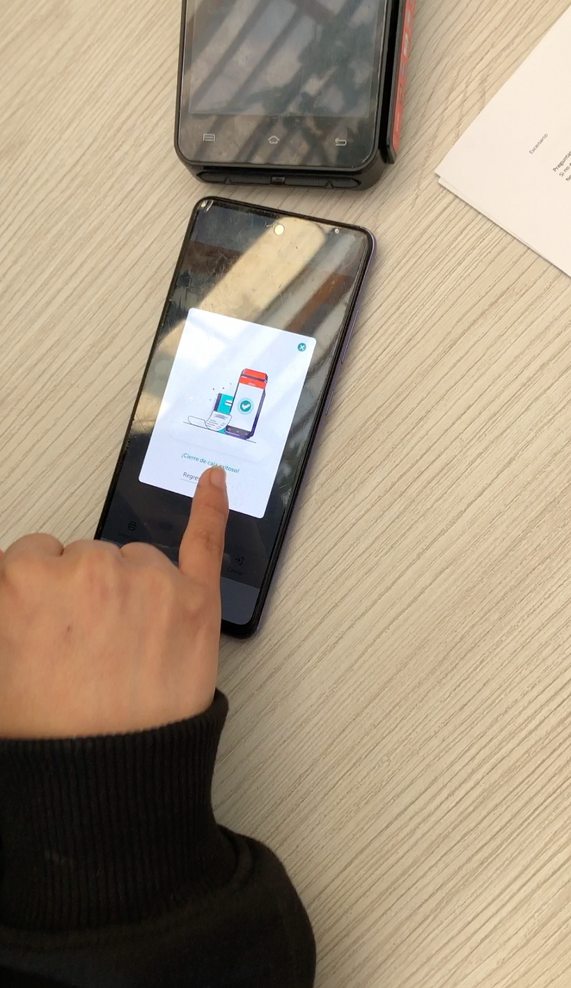 Prueba de usabilidad de prototipo de terminal de venta táctil en restaurante.