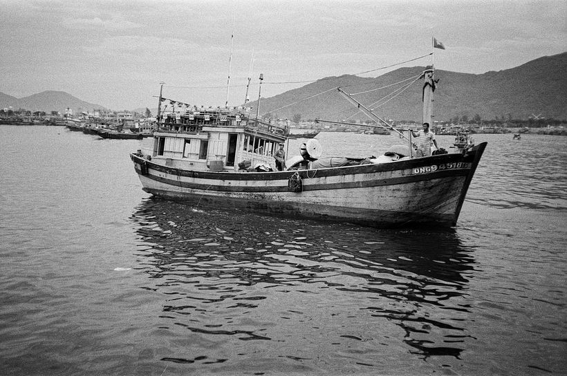 Un barco llega al puerto pesquero de Tho Quang.