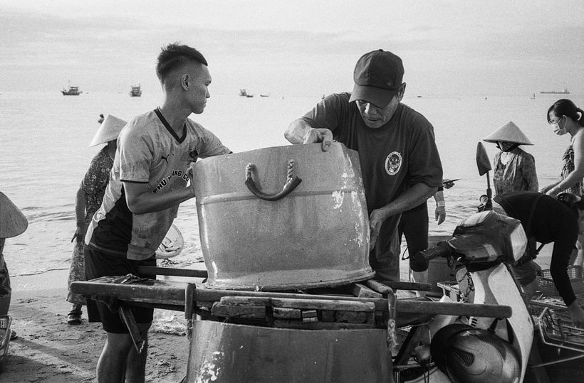 Las tinas grandes se destinan al mercado, mientras que las cajas más pequeñas se venden directamente en la playa.