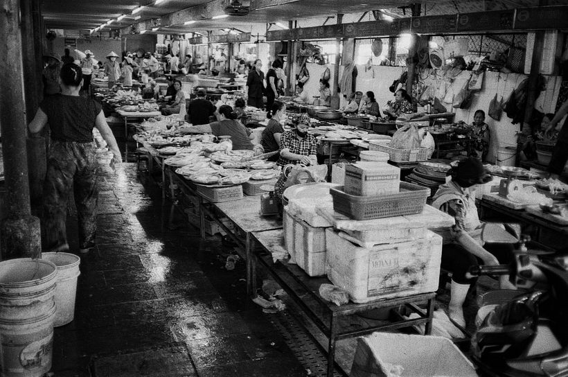 La sección de mariscos del mercado de Moi ocupa un tercio de todo el mercado. Está gestionada casi en su totalidad por mujeres mayores de 18 años.