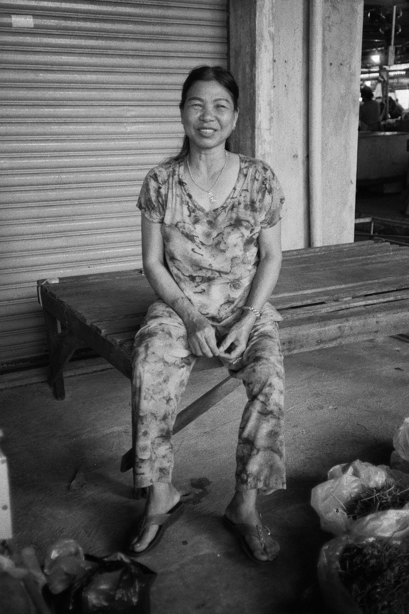 Un vendedor amigable en el mercado de Man Thai.