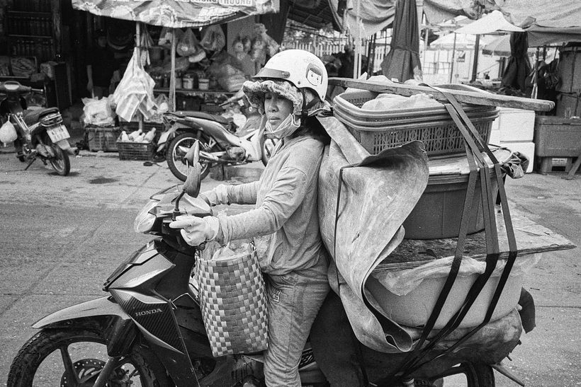Un comerciante se detiene a pedir una bebida fría antes de salir del mercado mayorista.