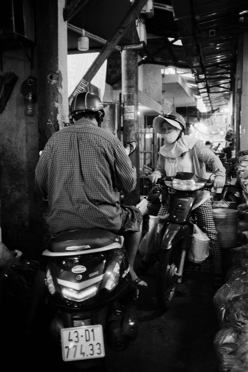 Los vendedores se apretujan unos al lado de otros, llevando sus mercancías al mercado de Tan Lap.