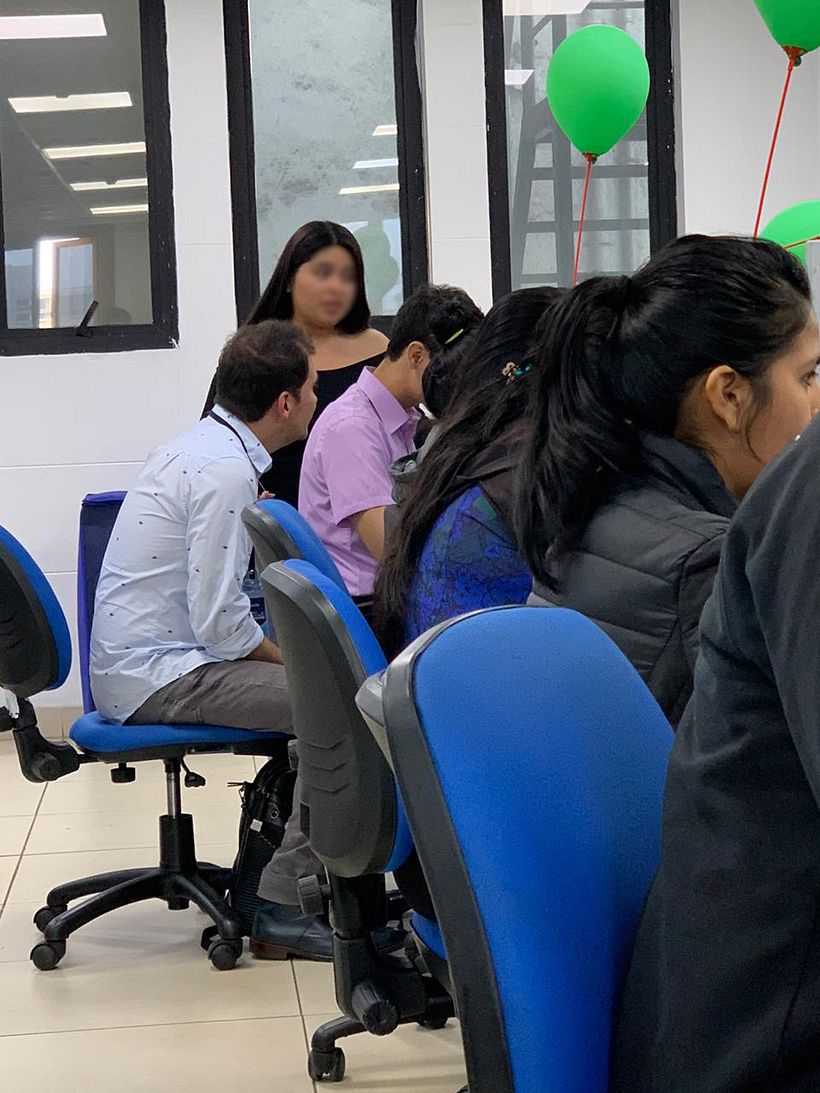 Leyendo a clientes y observando y oyendo a ejecutivos de atención en redes sociales de Movistar.