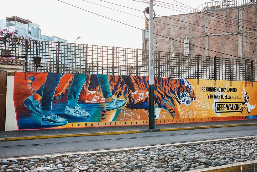 Es un muro pintado con el concepto de la marca "Keep Walking"