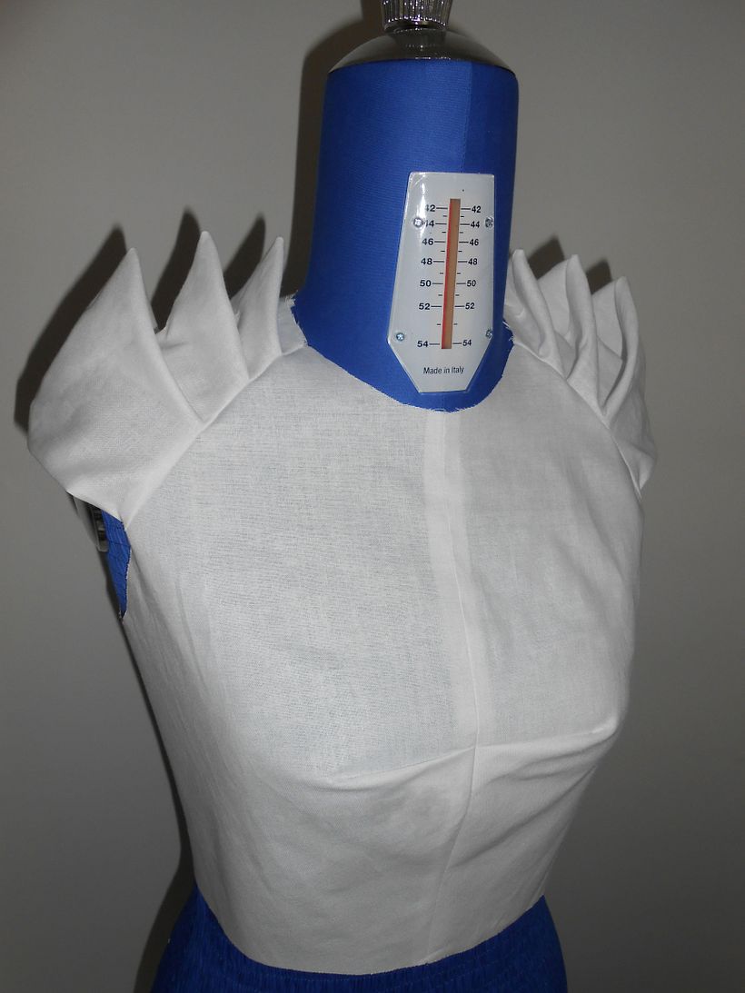 Pointed raglan sleeve.