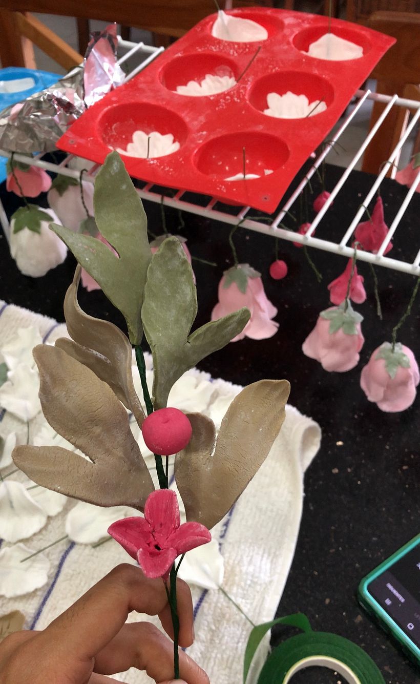 Mi proyecto del curso: Flores de azúcar para cake design 7