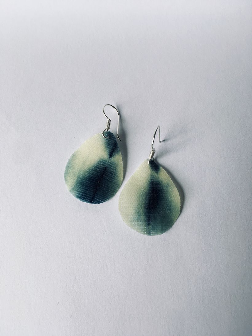 Aretes de tela de bambú teñida con añil 