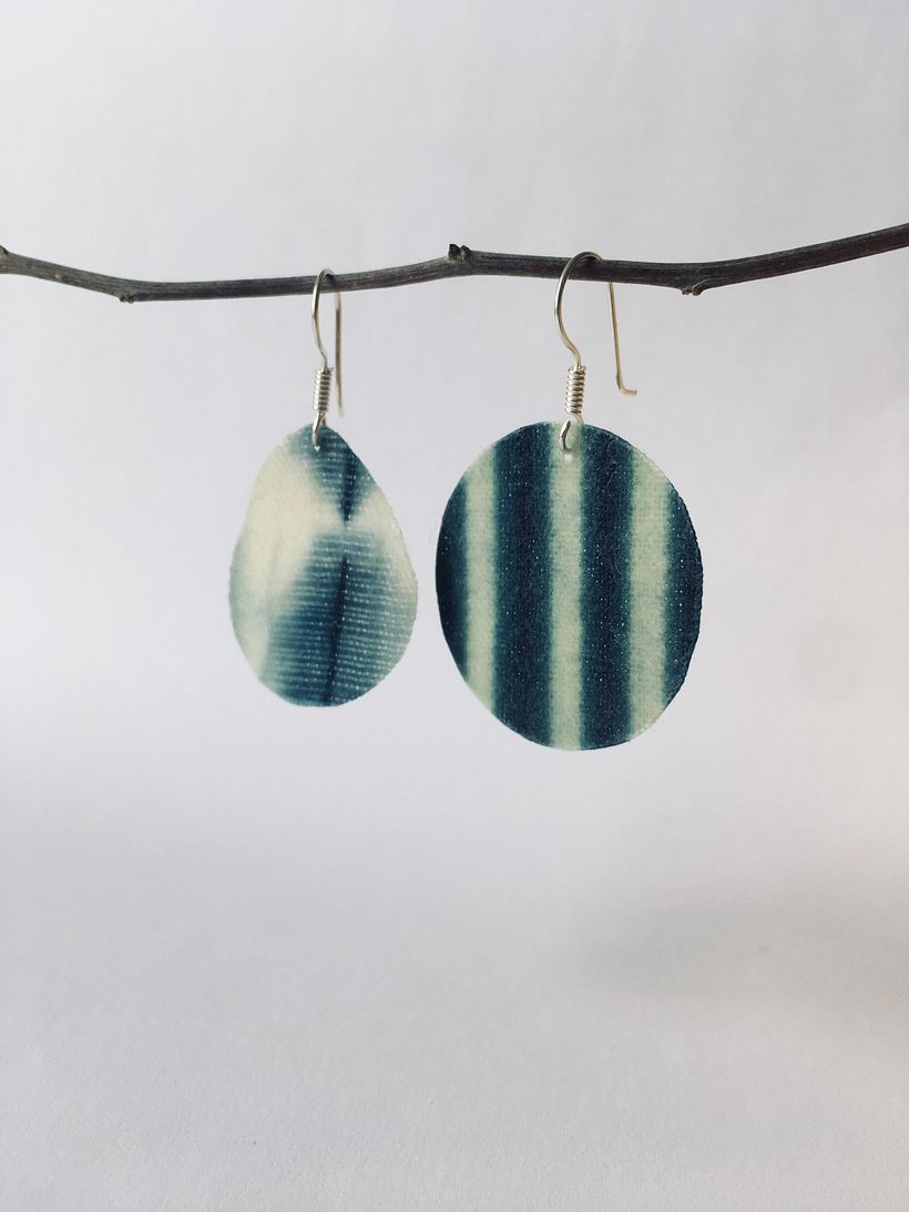 Aretes de algodón teñidos con añil 