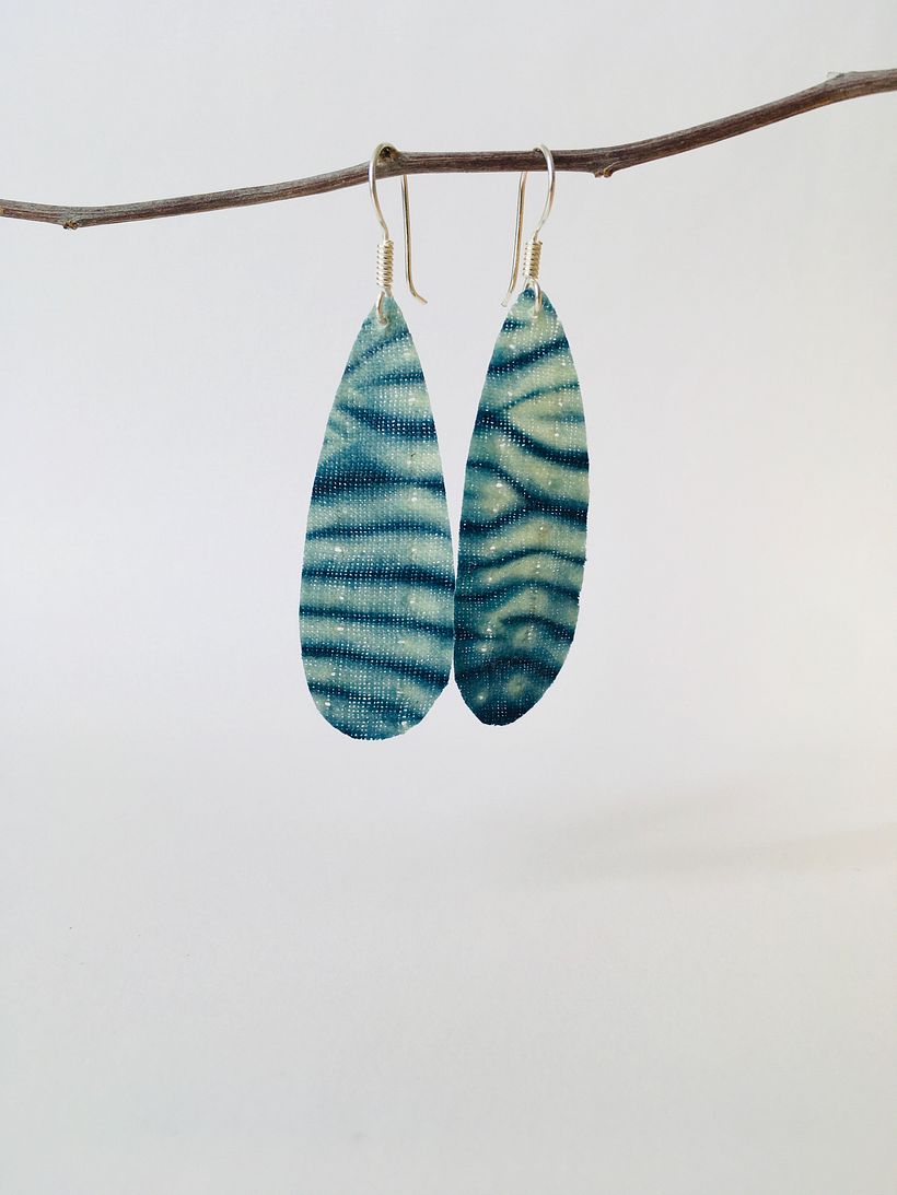 Aretes de algodón teñidos con añil 
