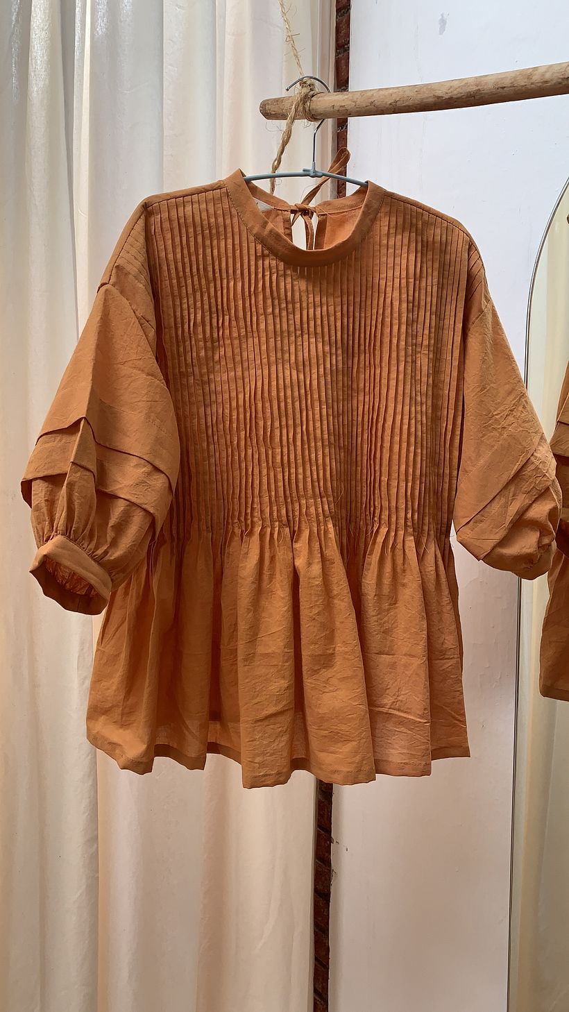 Blusa Mango teñida con cempasúchil y palo de brasil 