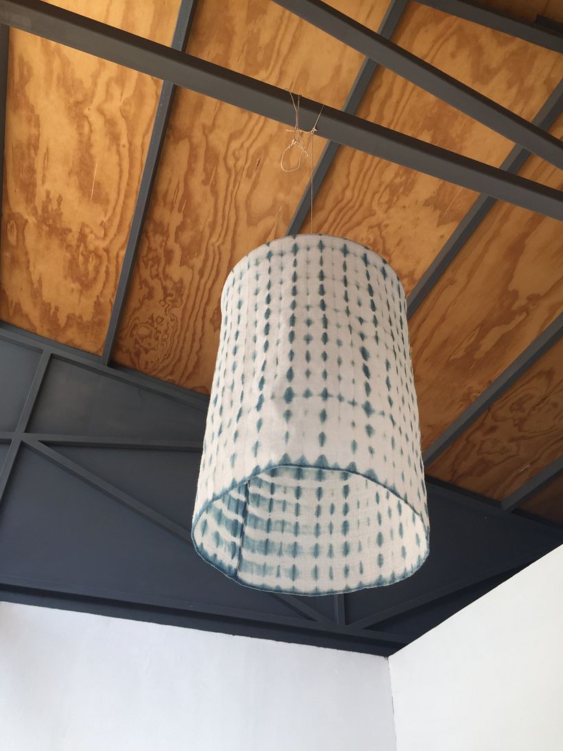 Proyecto LUM / conjunto de pantallas textiles para luminarias: teñidas y costuradas a mano 5