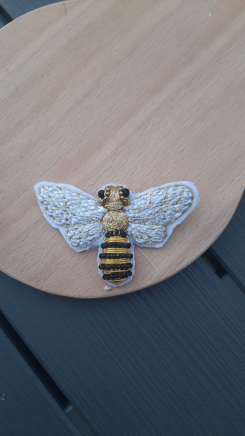 Ho ritagliato il ricamo dalla stoffa