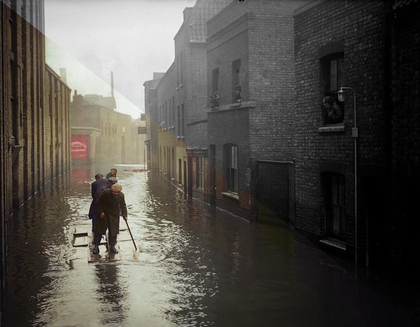 A street in London after the Thames flooded, 1928 /Una calle de Londres tras la crecida del Támesis, 1928