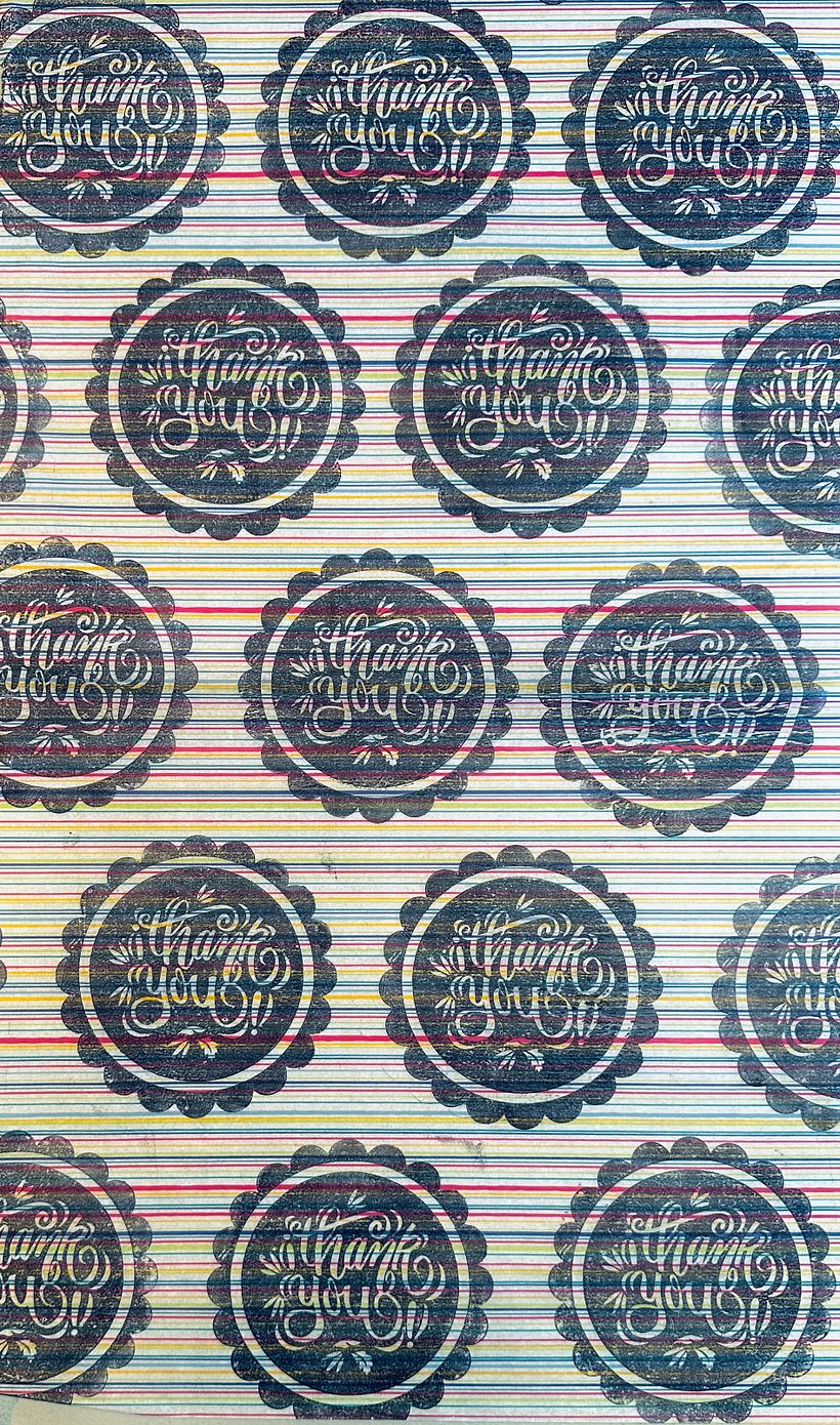 Solo he utilizado tienta regular de sello que es más bien traslúcida. No he probado con tintas opacas