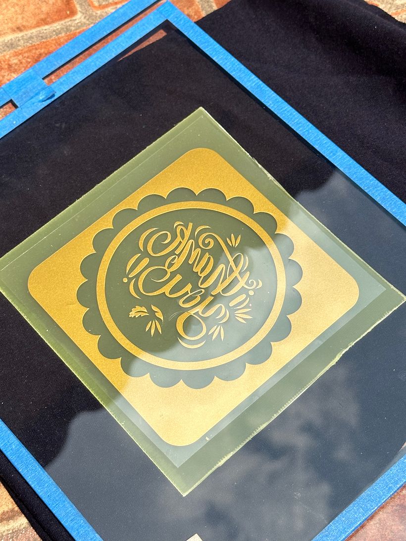 Utilice un corte de vinilo de los que se hacen con palote y que además de buen detalle bloquea muy bien la luz