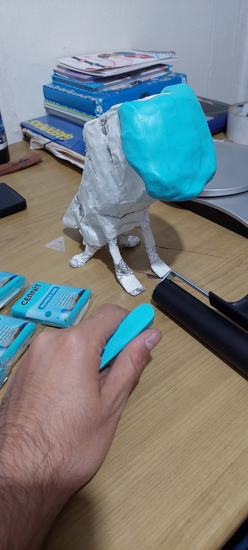 En ese momento  sentí que me costaba muchísimo darle total uniformidad a la figura. Ocupe varios tipo de arcilla.