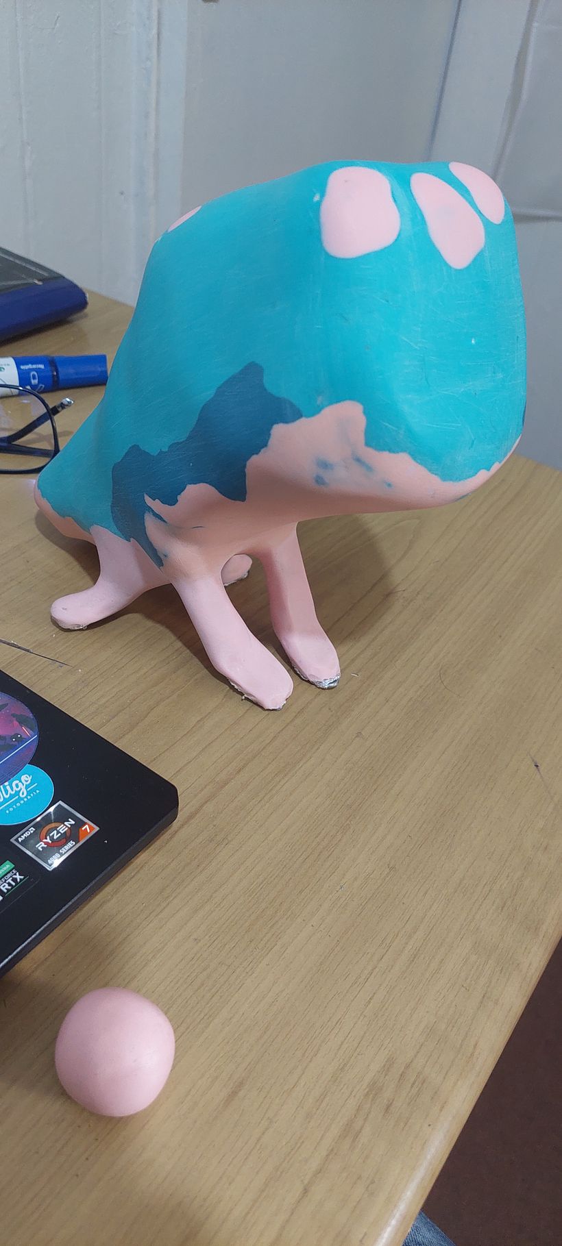 Se me quemaron las patas de la figura pero pude darle solución, pense que todo el esfuerzo lo tire a la basura pero continue.