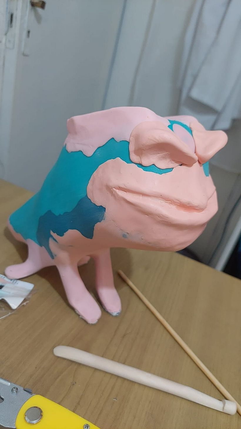 Lo que más me gusto su expresión seria y tosca me genero estar haciendo un sapo muy muy viejo y sabio.