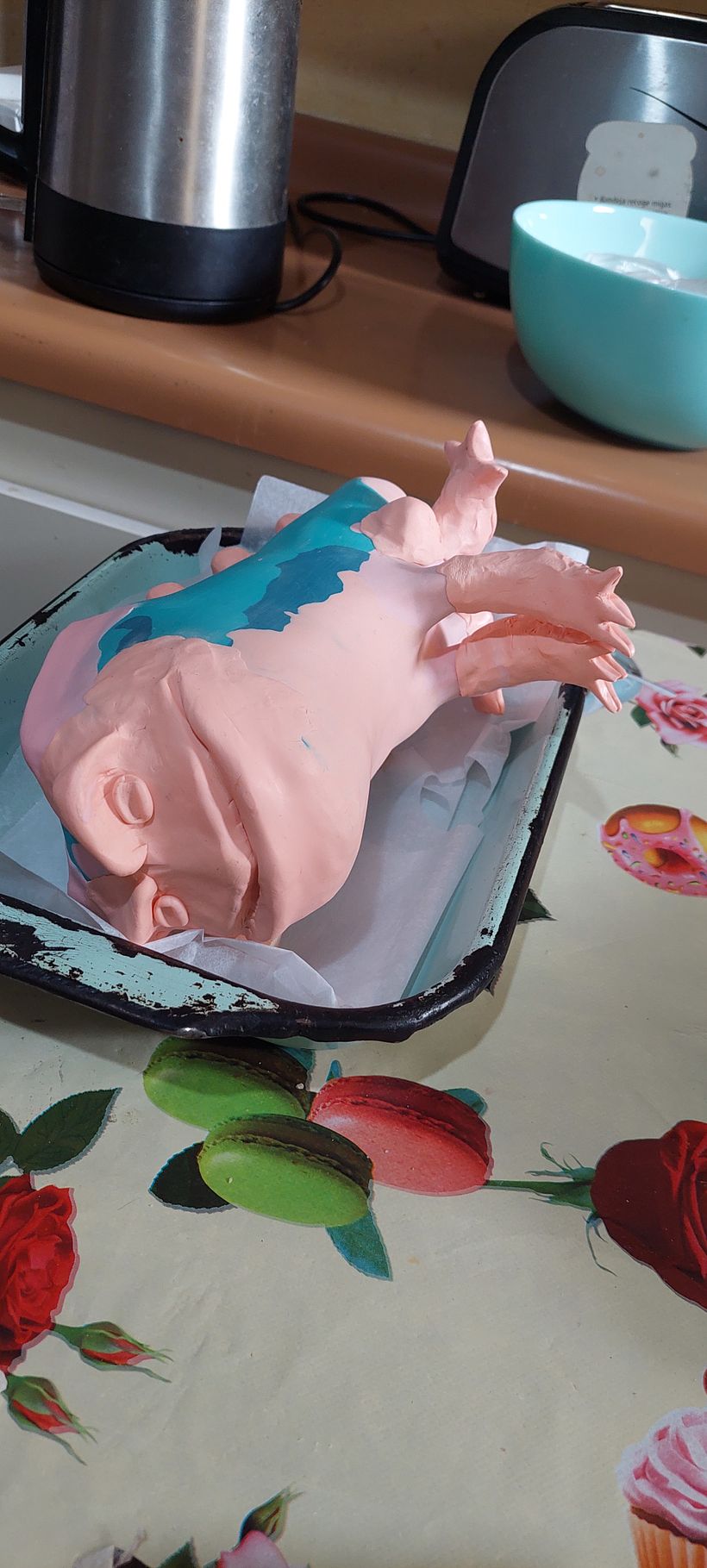 Como dimensione mal las proporciones de la pieza quedo grande para la bandeja que elegí para cocer. 