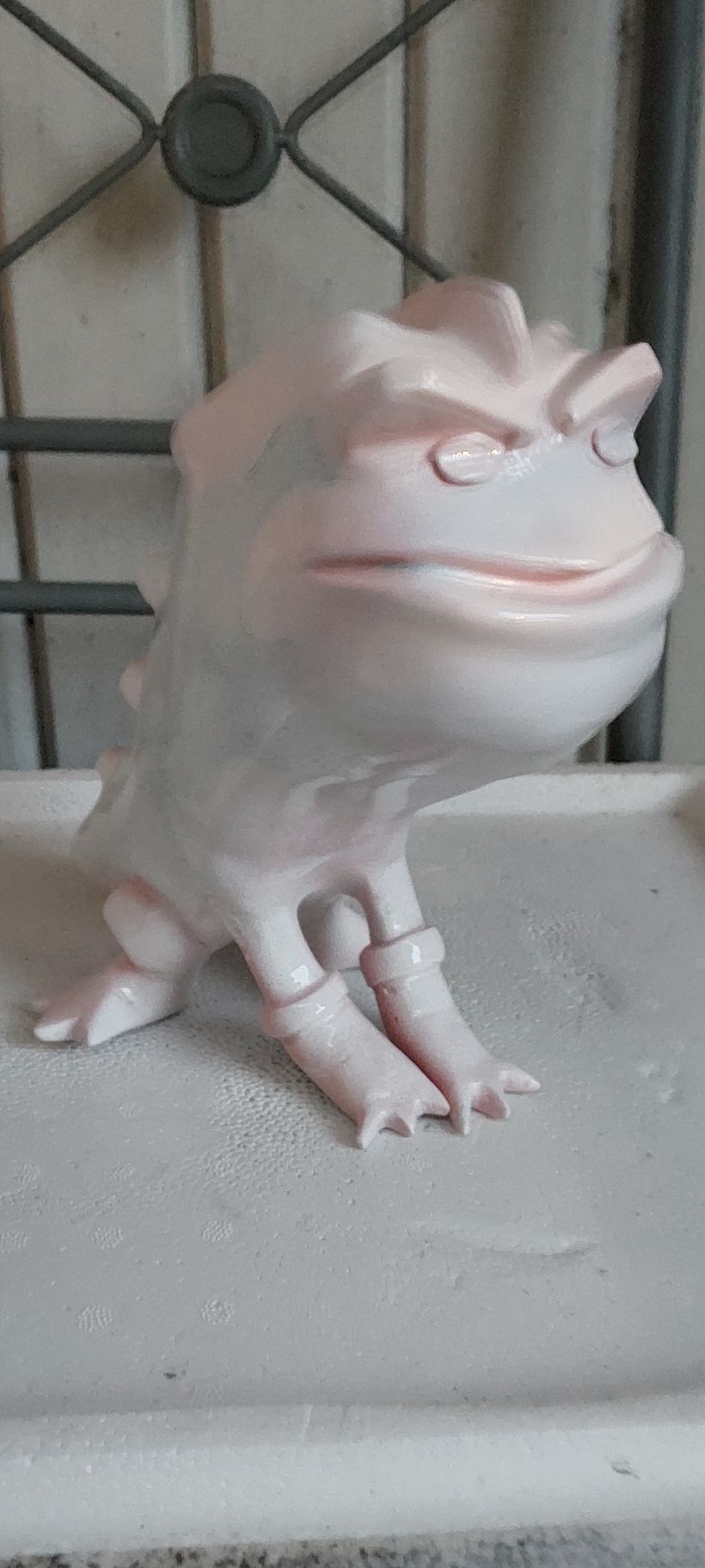 Di una base blanca para que al pintarlo quede uniforme ya que utilice arcillas de diferentes colores.