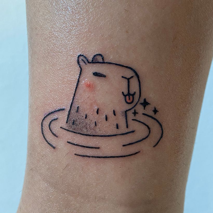 Resultado del tatuaje en 2 colores, con líneas y whip shading.