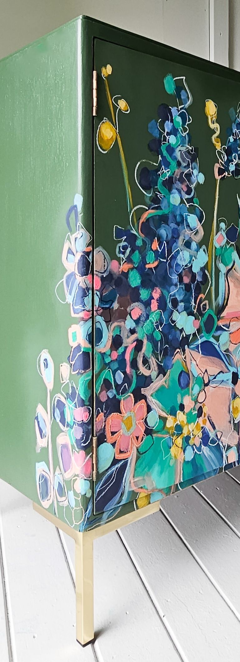 Close up where design wraps around the corners.