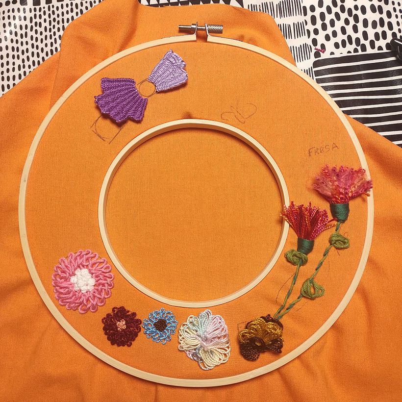 Añadiendo detalles a flores.