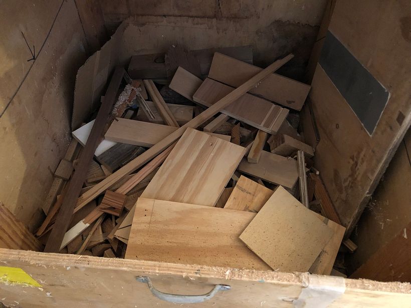 Restos de madera del taller de carpintería.