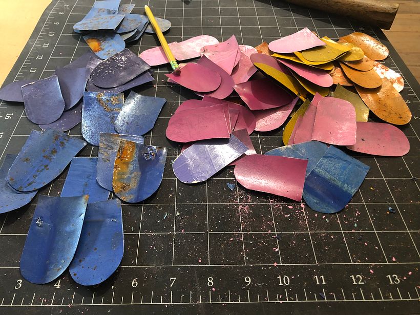 Restos de latas de pinturas cortados.