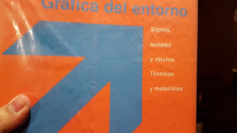 Pregunta Rápida: ¿Como se le llama a los anuncios que van en la entrada de las tiendas que dice el nombre de la misma para identificarlas? 1