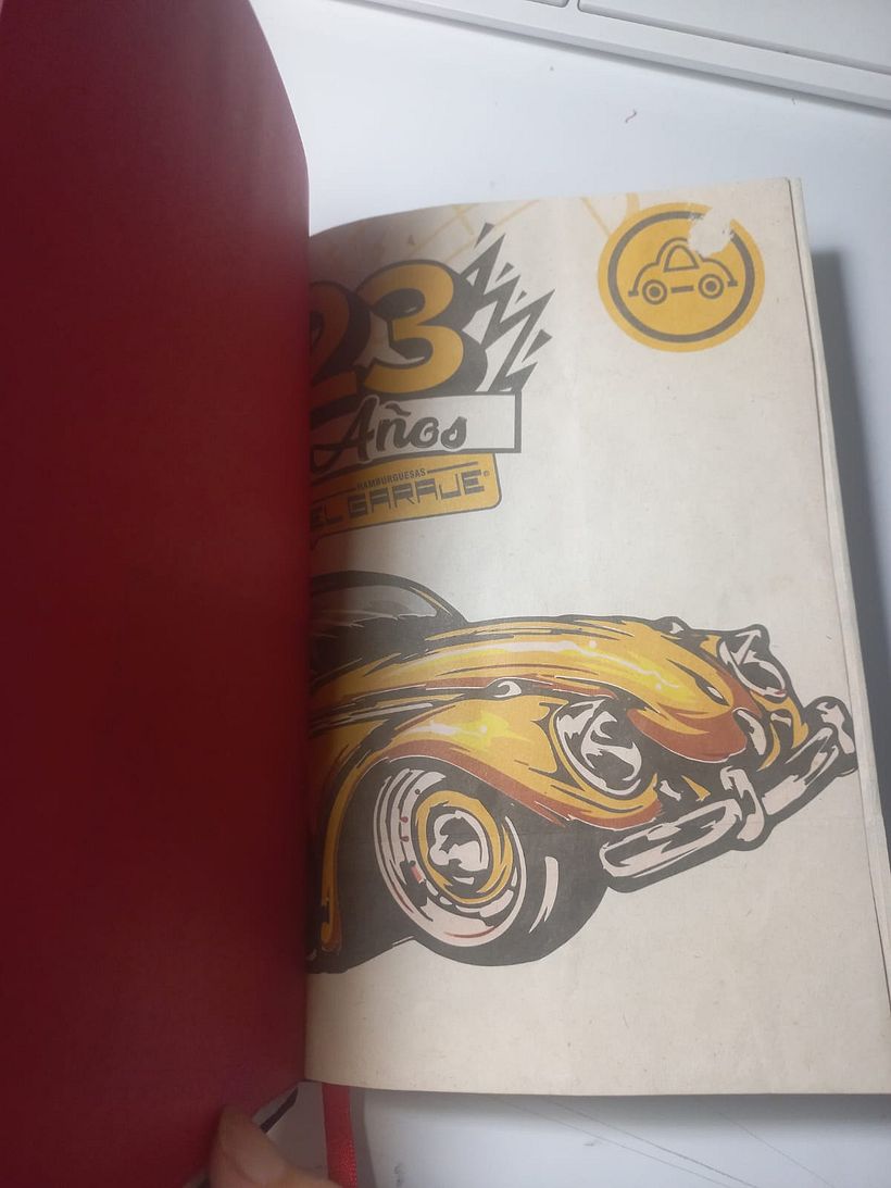 Entonces para decorar mi sketchbook, le puse unos stickers porque la tela que usé no deja pintar encima.