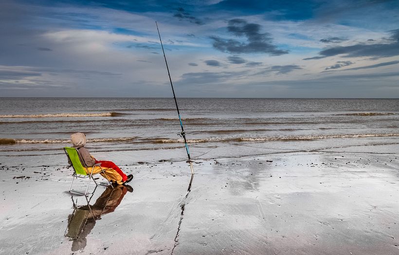 Pécheur sur  plage en mer du nord, région Ostende