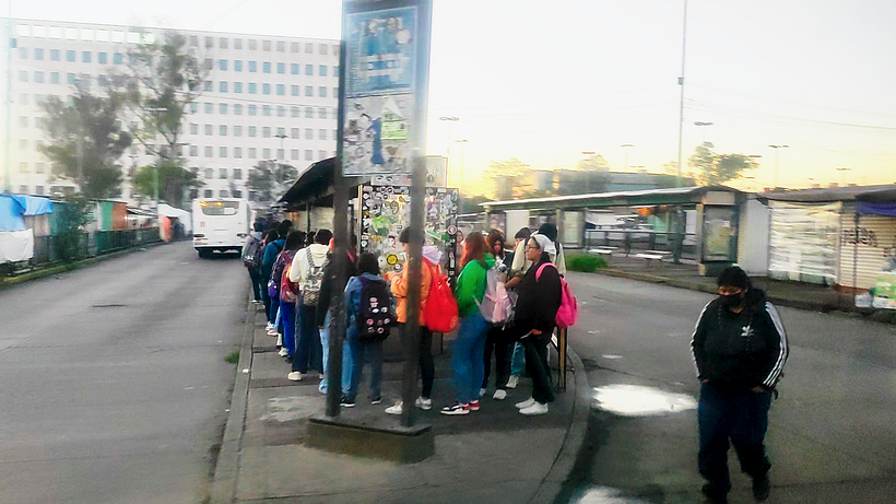 PERSONAS ESPERANDO TRANSPORTE PARA IR HACIA ALGÚN LADO...