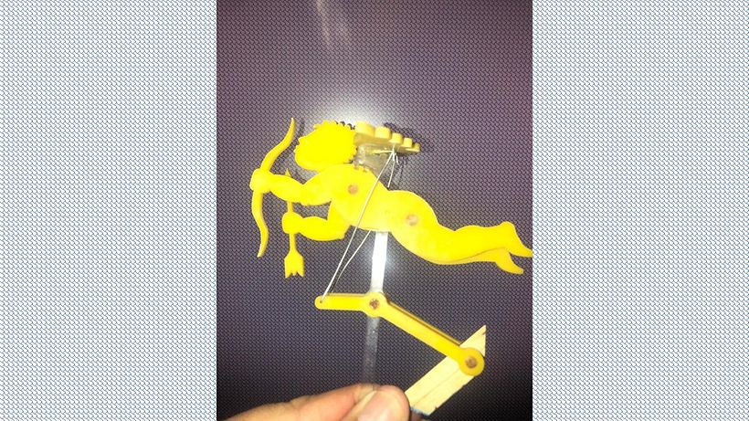 Iniciamos con nuestro personaje, impreso en acrílico con cortadora laser y luego ensamblado con plastico, alambre y madera.