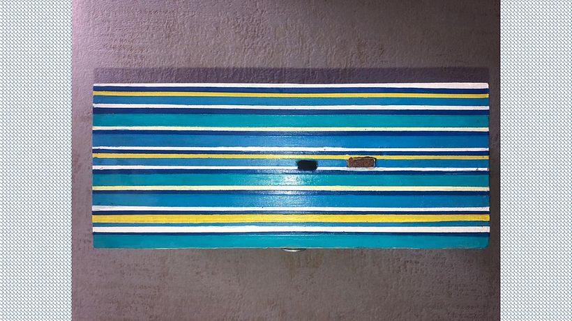 Detalle de la superficie, realizado con acrílicos y cintas para delimitar pintura
