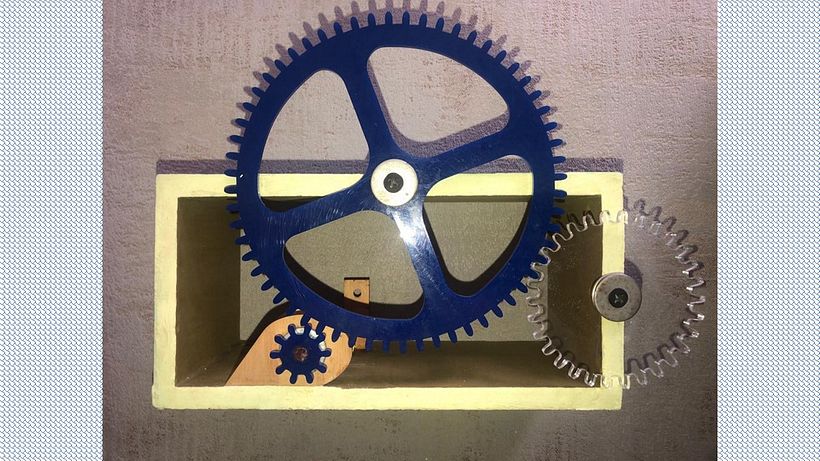 Montaje de la rueda dentada de arrastre.  En esta rueda puede interactuar un motor o tu mano para iniciar el movimiento. 
