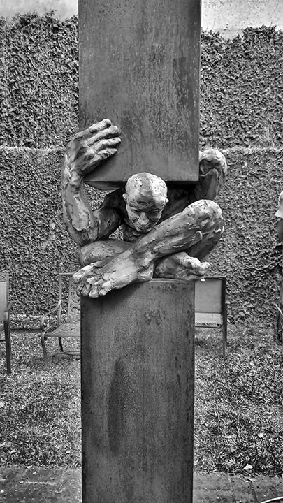 Finalmente esta escultura que me sorprendió en un jardín de un hotel. Autor desconocido.