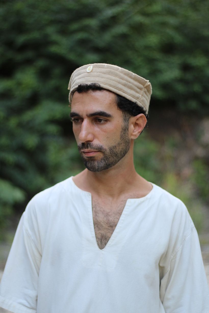 sombrero de marinero hecho con retazos de telar de pedal y detalles bordados